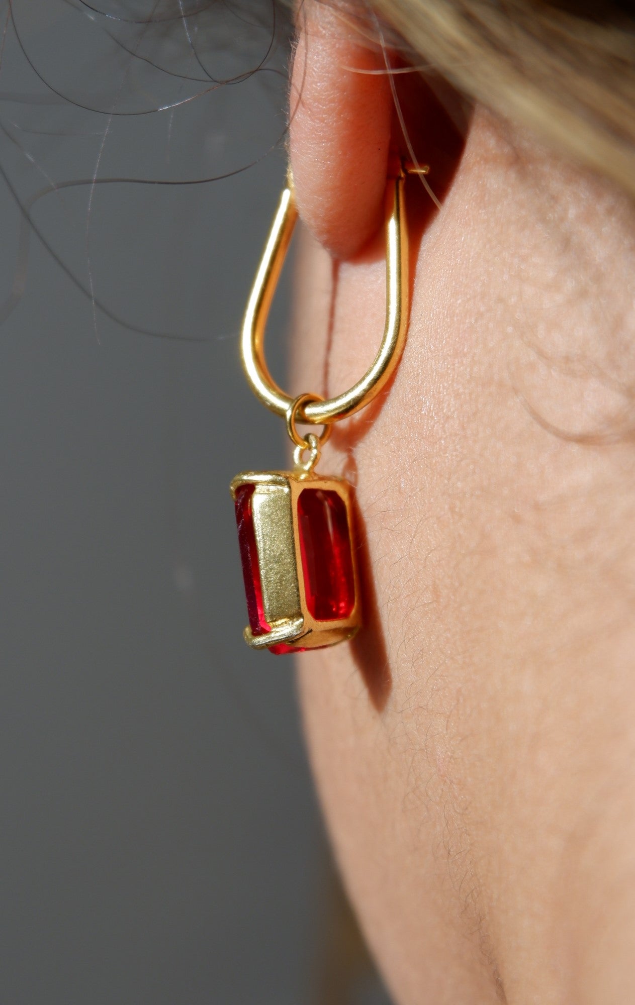 Bella II Brincos Banhados em Ouro com Pedra Vermelho Tormalino