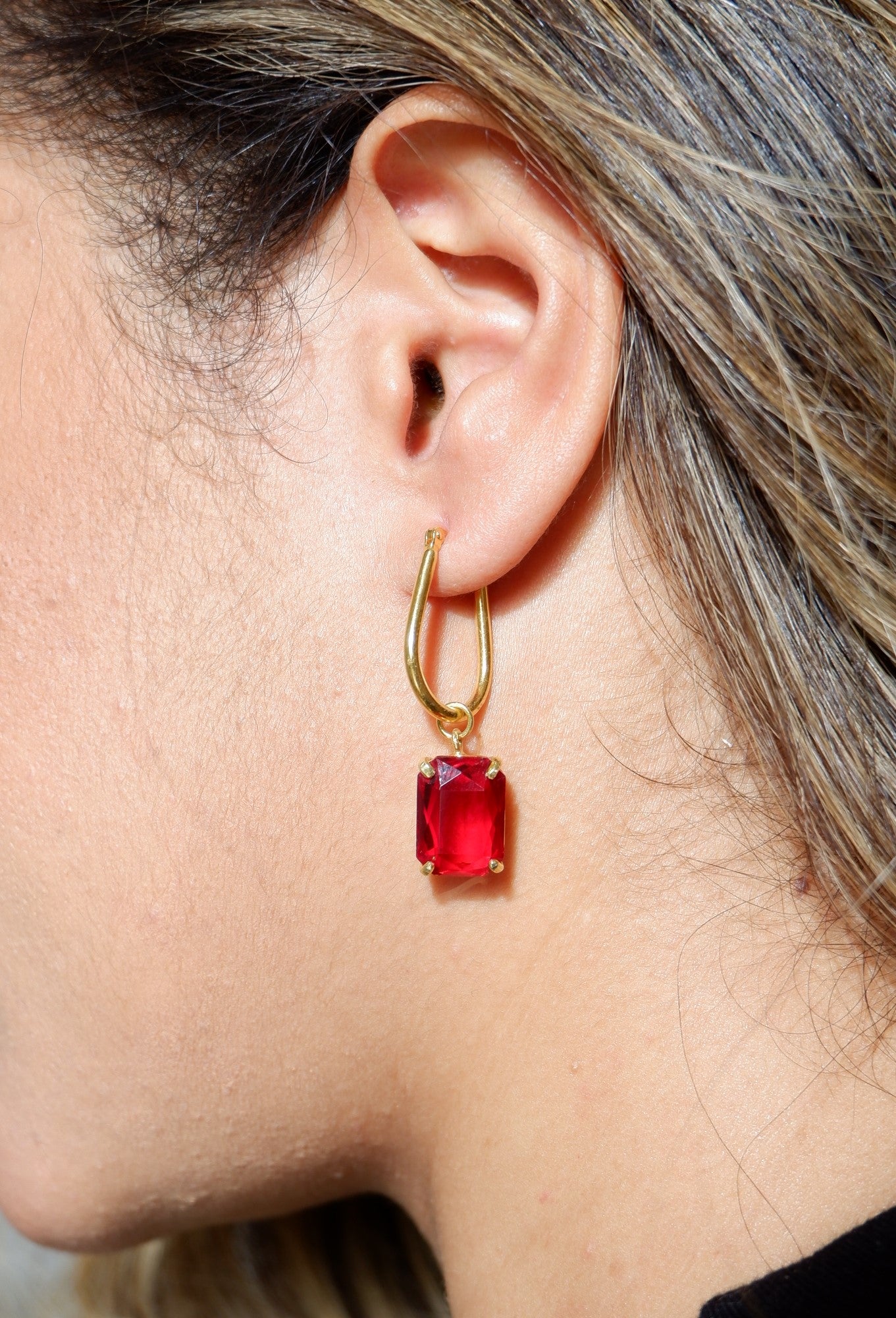 Bella II Brincos Banhados em Ouro com Pedra Vermelho Tormalino
