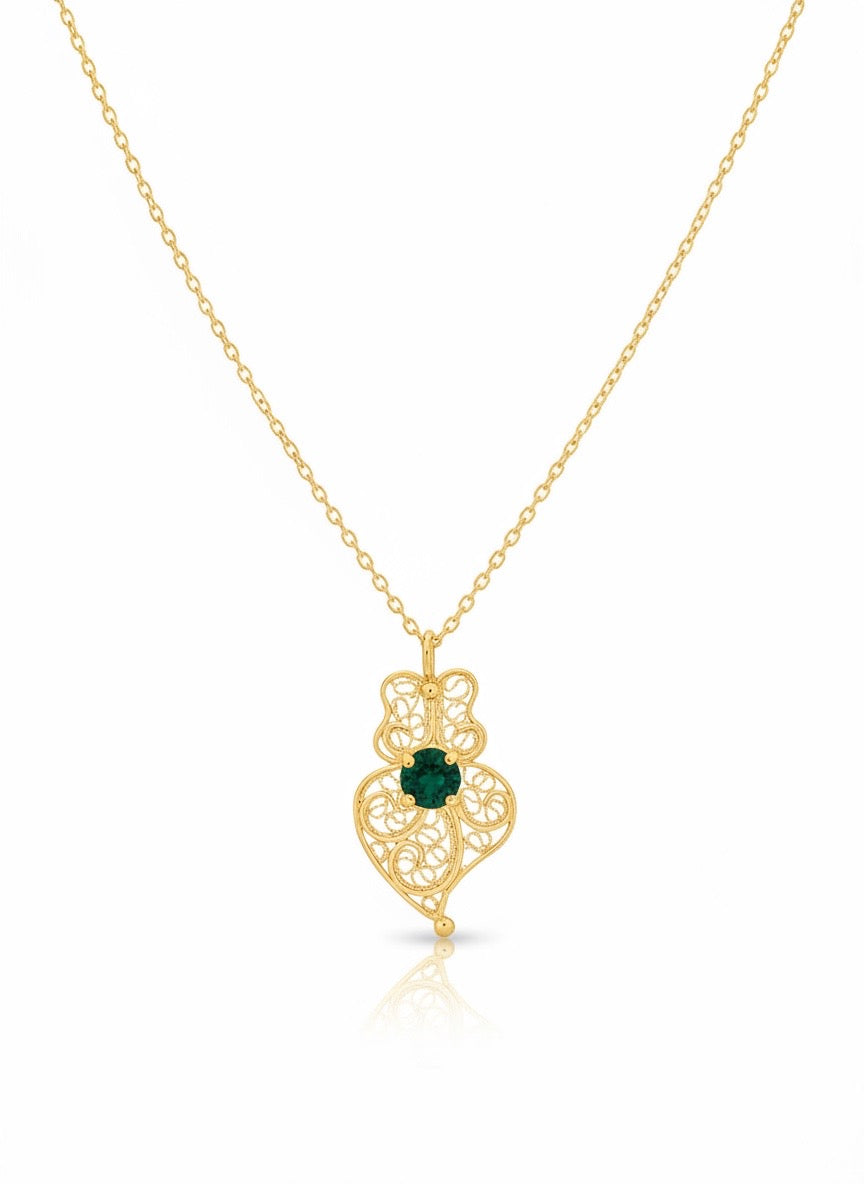 Coração de Viana I Colar Banhado em Ouro 3,5cm com Pedra Verde Esmeralda