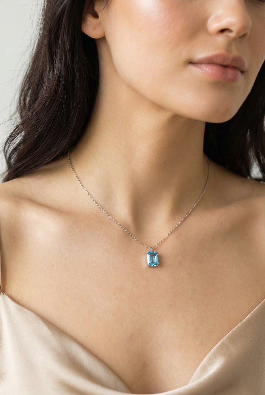 Anne I Colar Prateado com Pedra Azul Clara