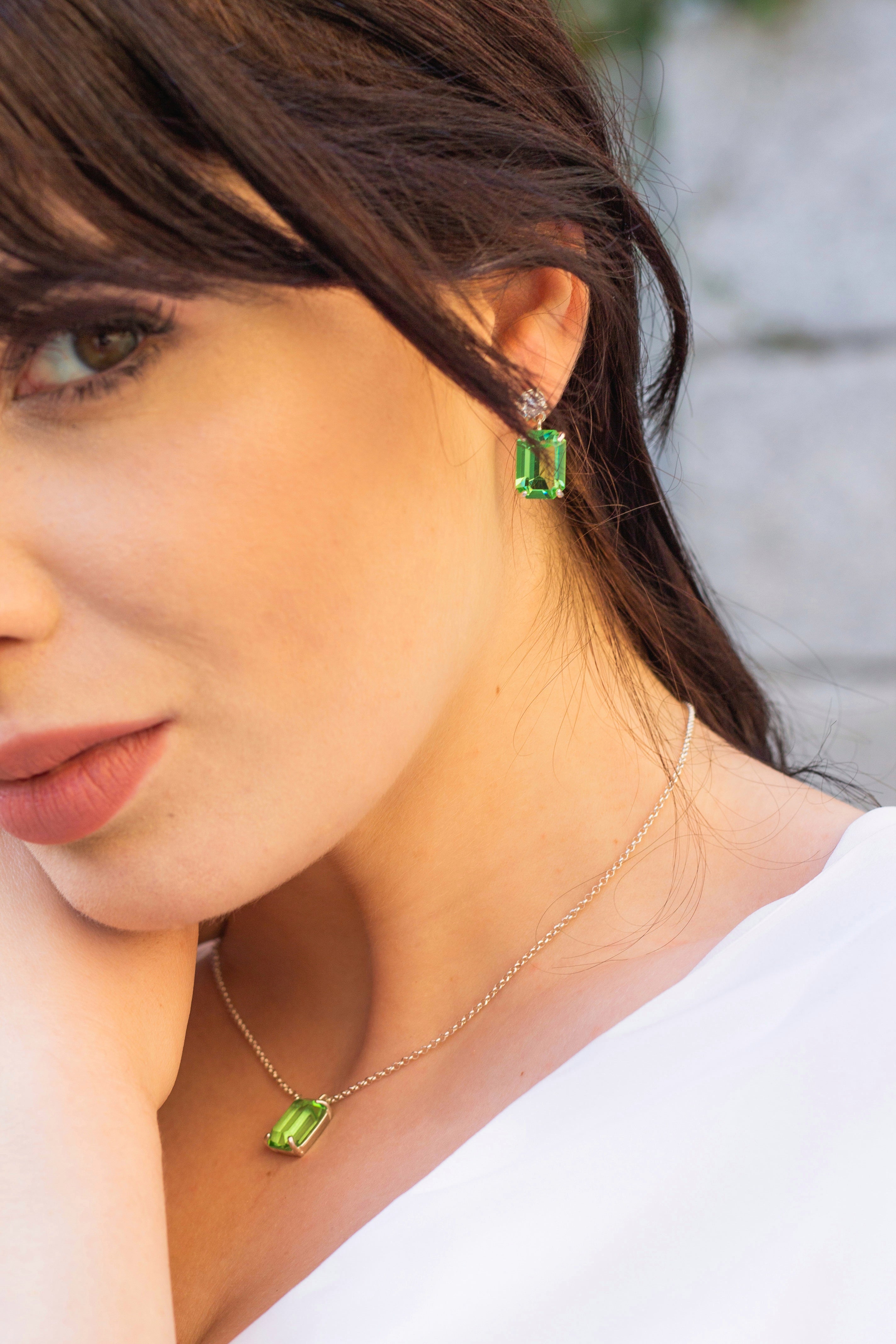 Anne III Anel Prateado com Pedra Verde